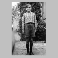 059-1024 Horst Engels im Alter von 12 Jahren vor der Schule Schaphusen 1948.JPG